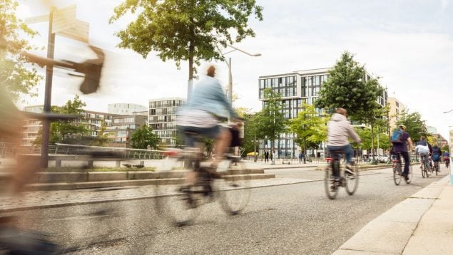 Varias personas en bicicleta