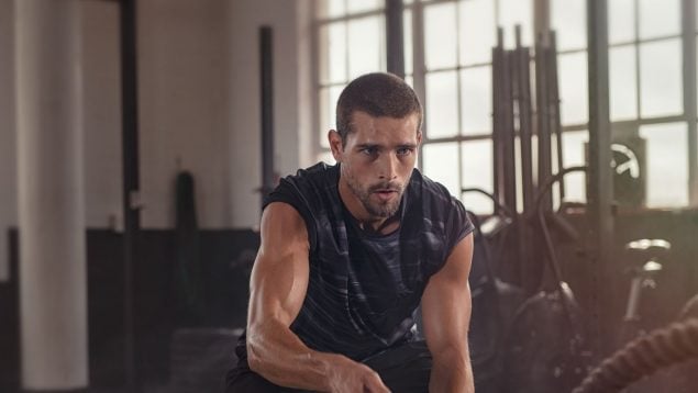 Un hombre haciendo deporte