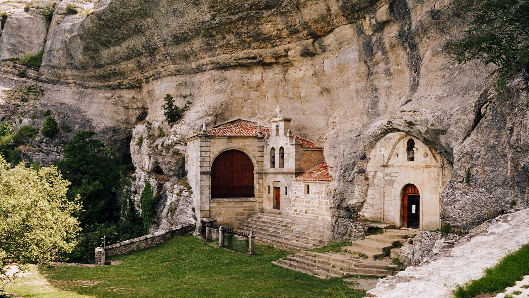 Ermita en Ojo Guareña. Foto: Roberto Lumbreras en Wikimedia Commons.