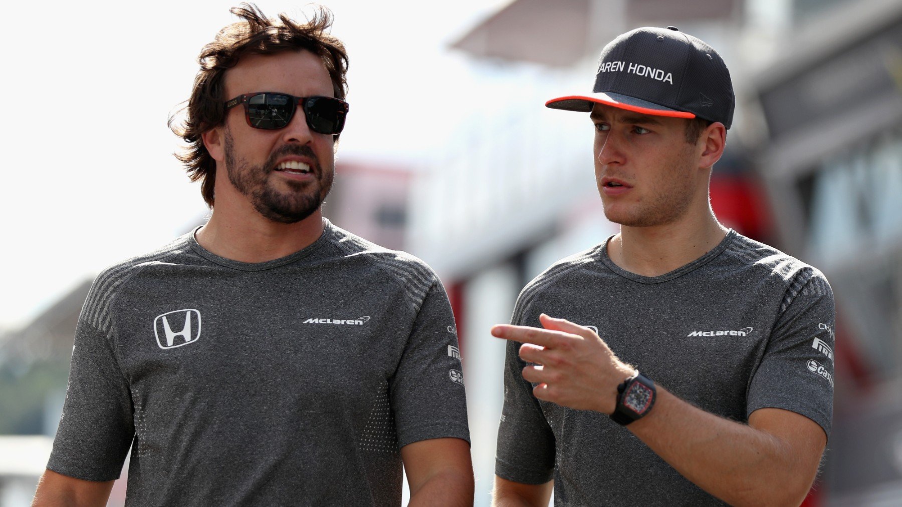 Fernando Alonso acompañado por Vandoorne durante su etapa en McLaren. (Getty)