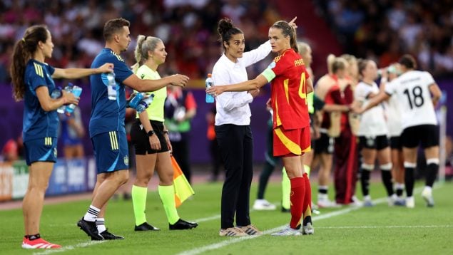 Montse Tomé dando instrucciones a Irene Paredes en el partido de semifinales ante Alemania.