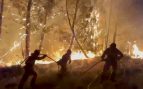 Bomberos trabajando para extinguir un incendio en Castilla y León. (Foto: EFE)