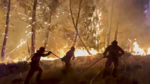 Bomberos trabajando para extinguir un incendio en Castilla y León. (Foto: EFE)