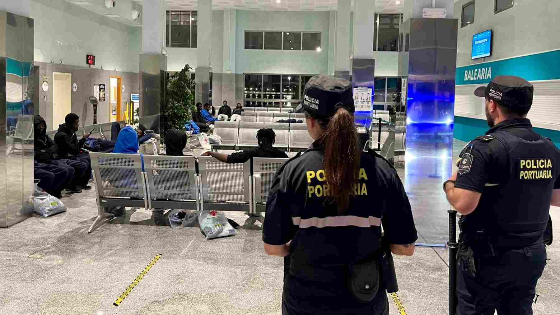 Espacio habilitado en la Estación Marítima de Palma para la acogida de inmigrantes llegados en patera.