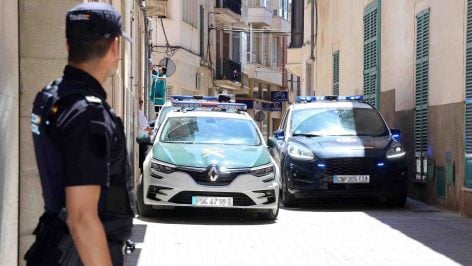 Un agente de la Policía Nacional, a las puertas de los Juzgados de Manacor.