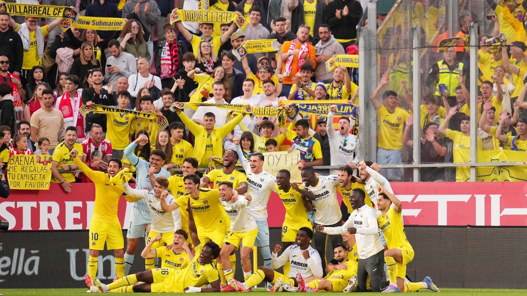 La afición del Villarreal celebró el año pasado en Girona su clasificación para la Champions. (Getty)