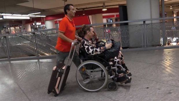 Benita reaparece en silla de ruedas. (Europa Press)