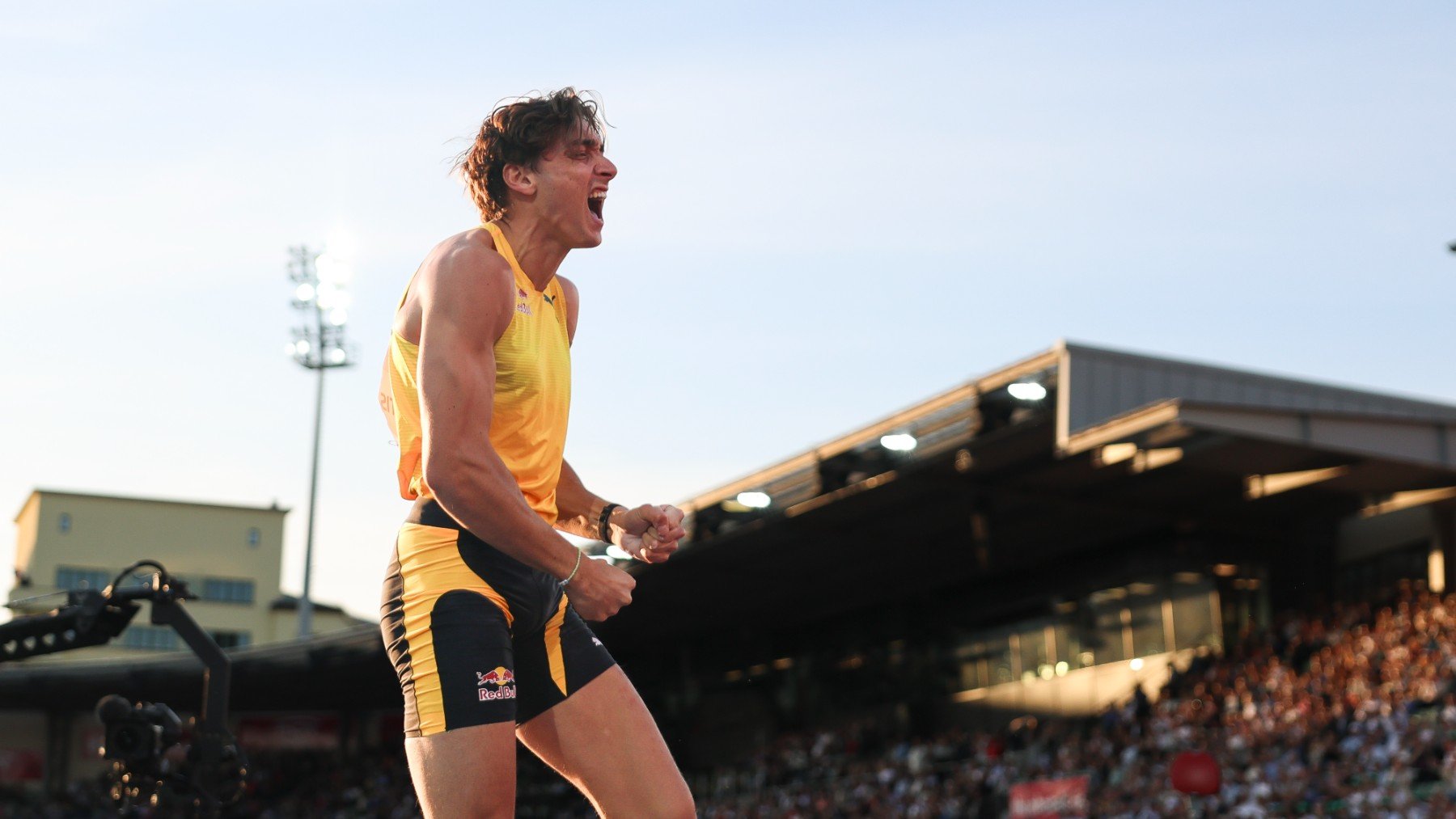 Duplantis celebra su último récord. (Getty)