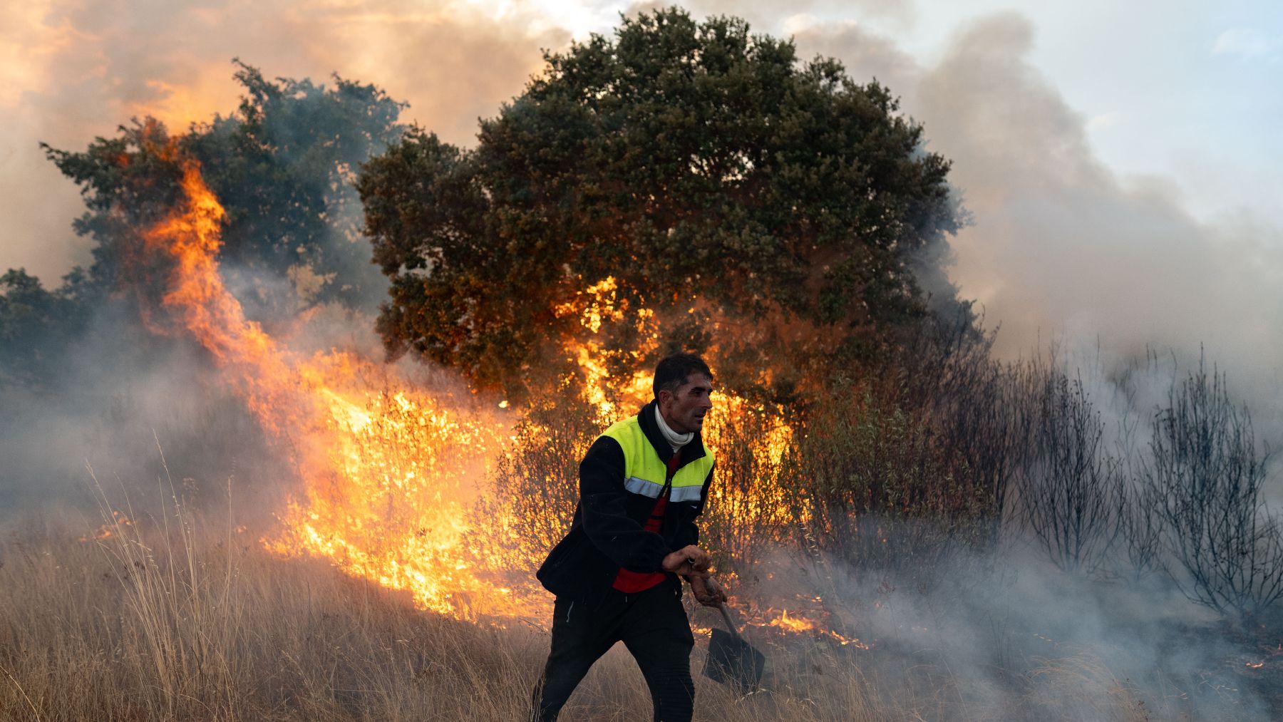 Una persona trata de apagar uno de los focos en Zamora. (Foto: Ep)