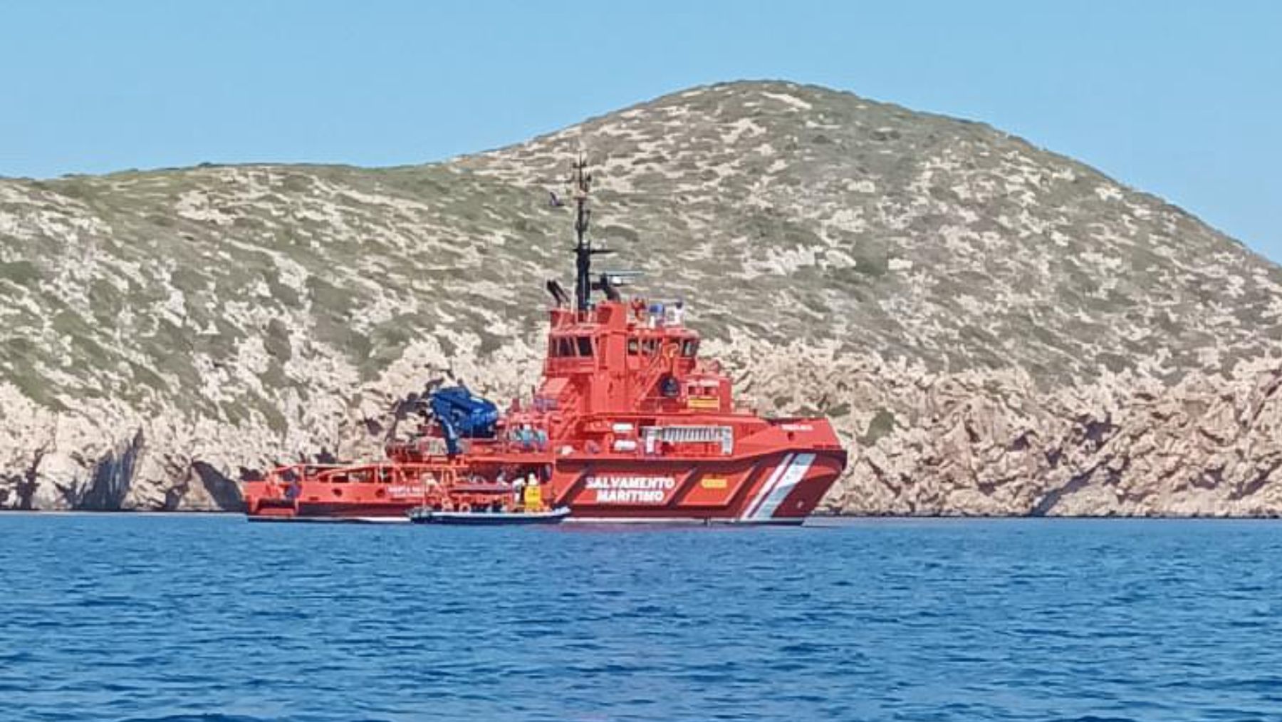 Salvamento Marítimo rescata una patera en Cabrera.