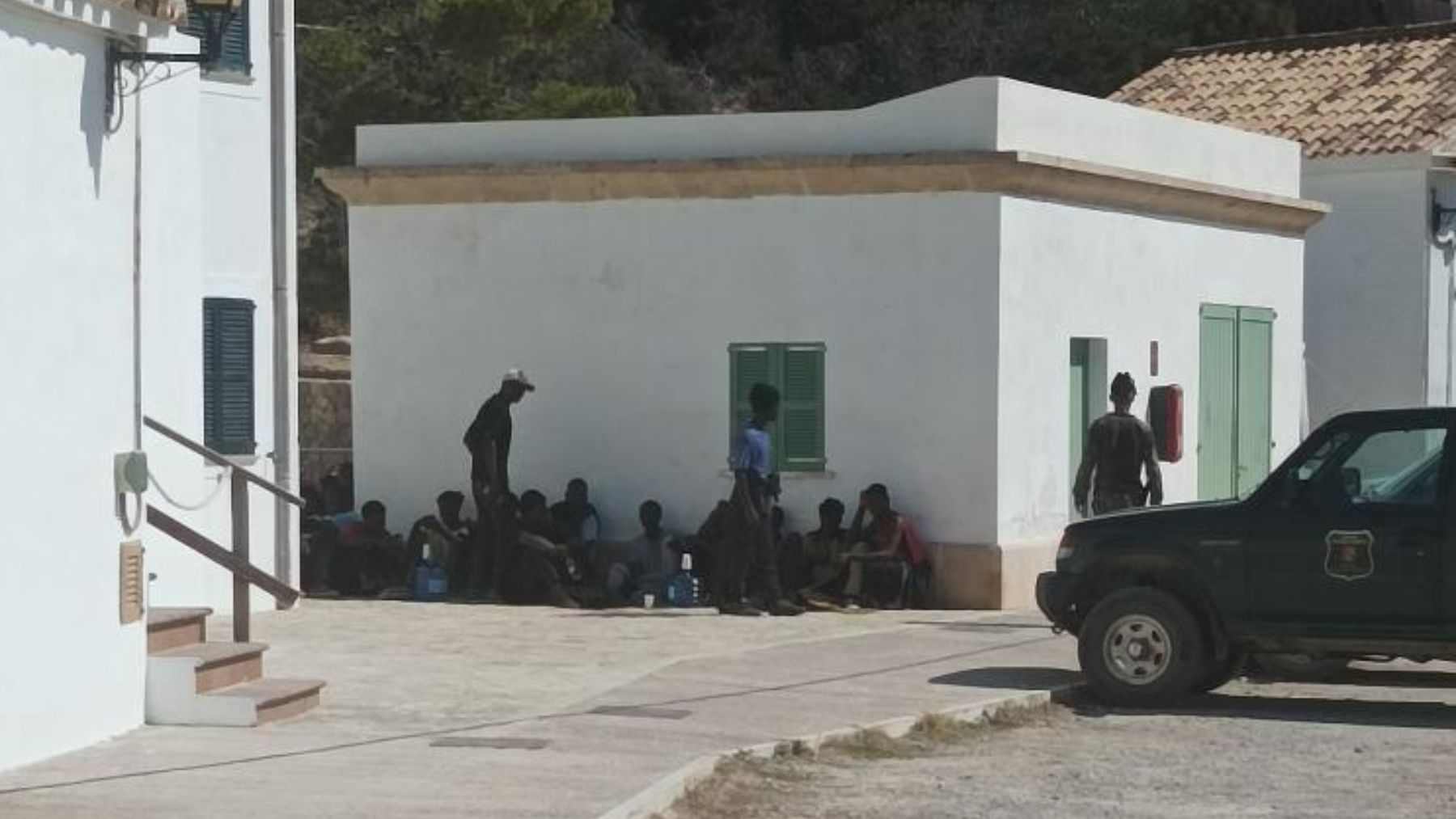 Inmigrantes ilegales interceptados en Cabrera.
