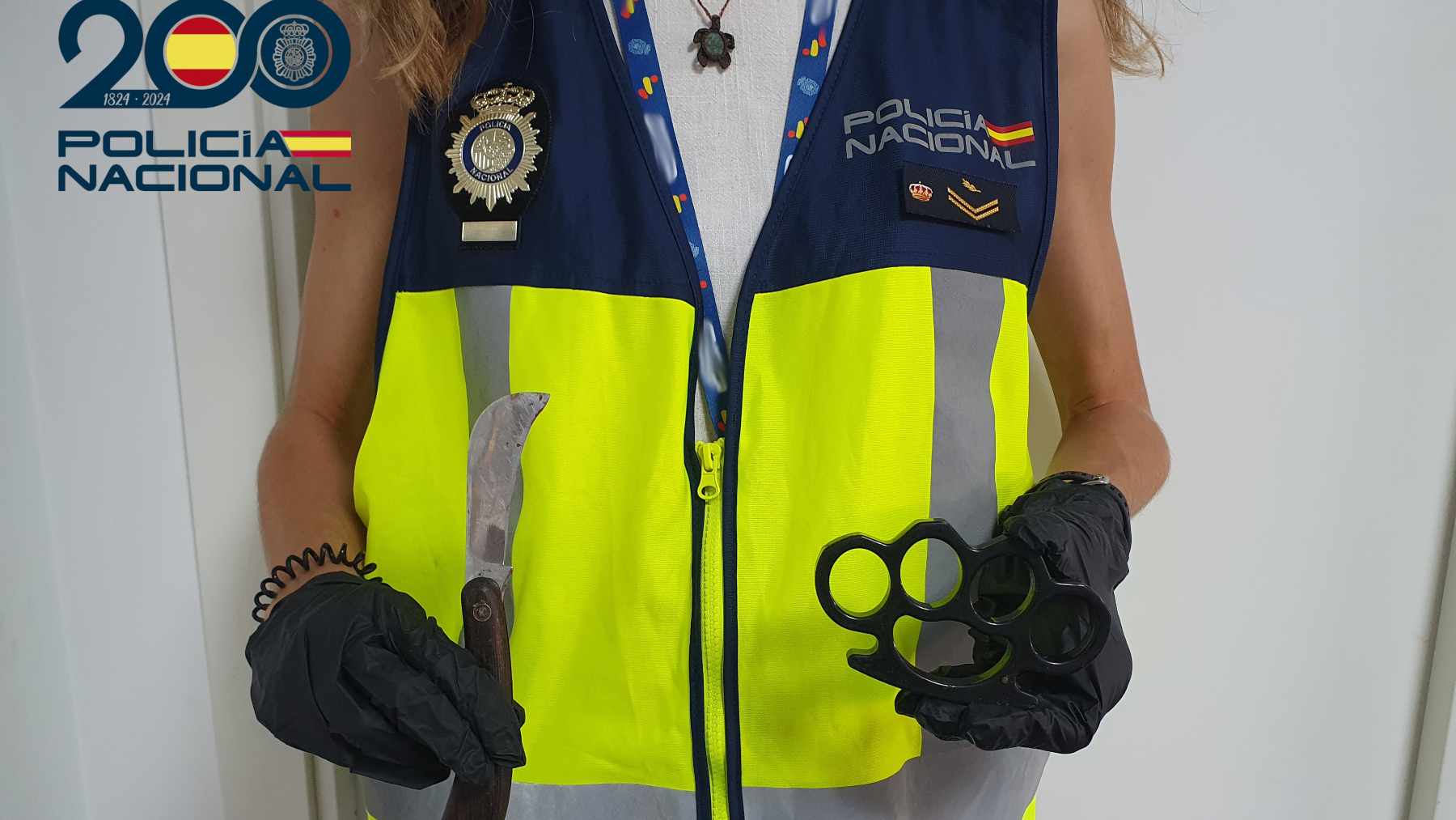 Imagen del cuchillo y del puño americano que portaba el detenido.