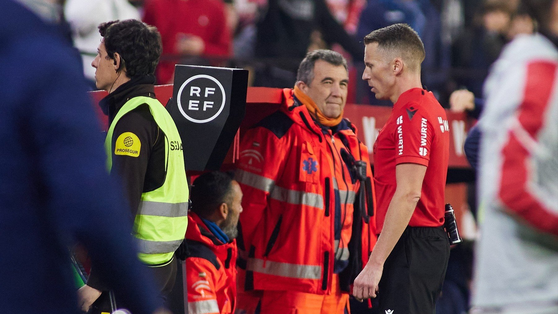 Hernández Hernández revisa una jugada en el VAR. (EP)