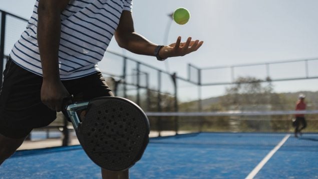Un jugador hace un saque de pádel.