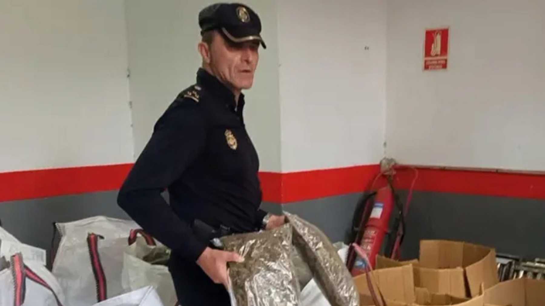 El inspector Faustino Nogales, tras una intervención policial del grupo de Estupefacientes. E.P.