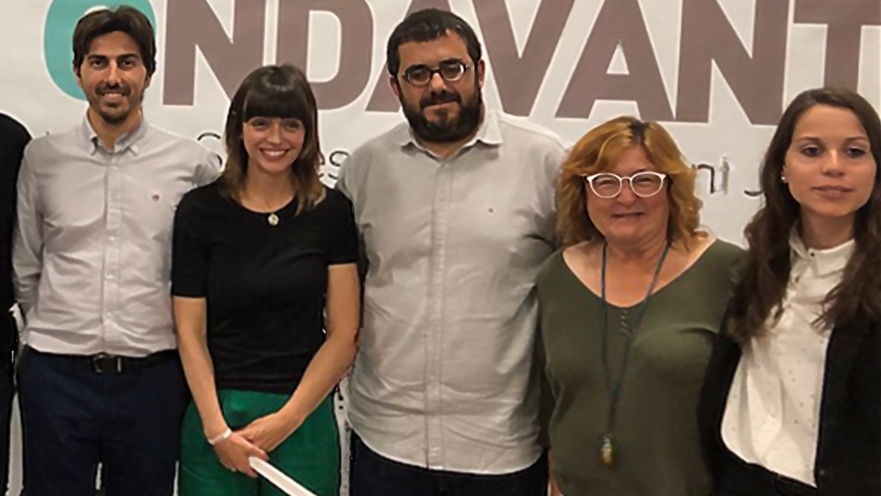 Josefina Tur (segunda a la derecha y con gafas) rodeada de miembros de Més y del portavoz socialista de su grupo en Ses Salines.