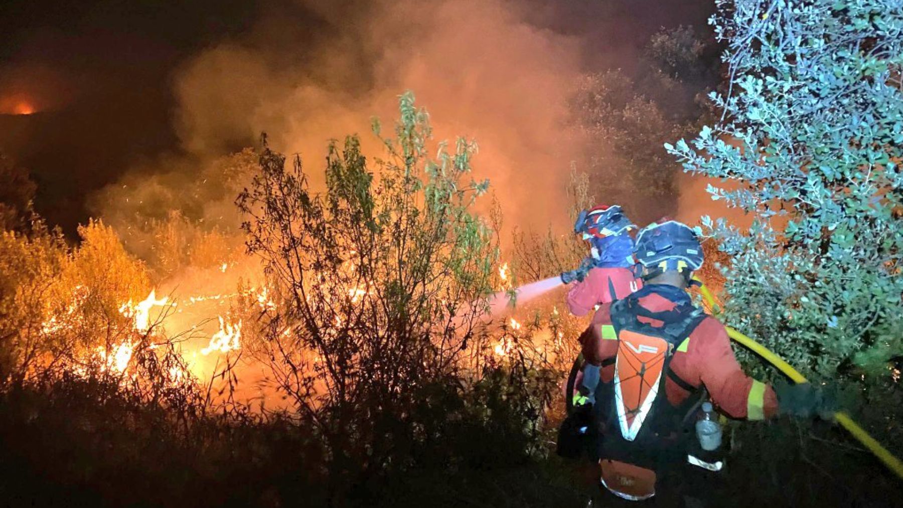 Labores de control del incendio de Tres Cantos. (Foto: Europa Press).