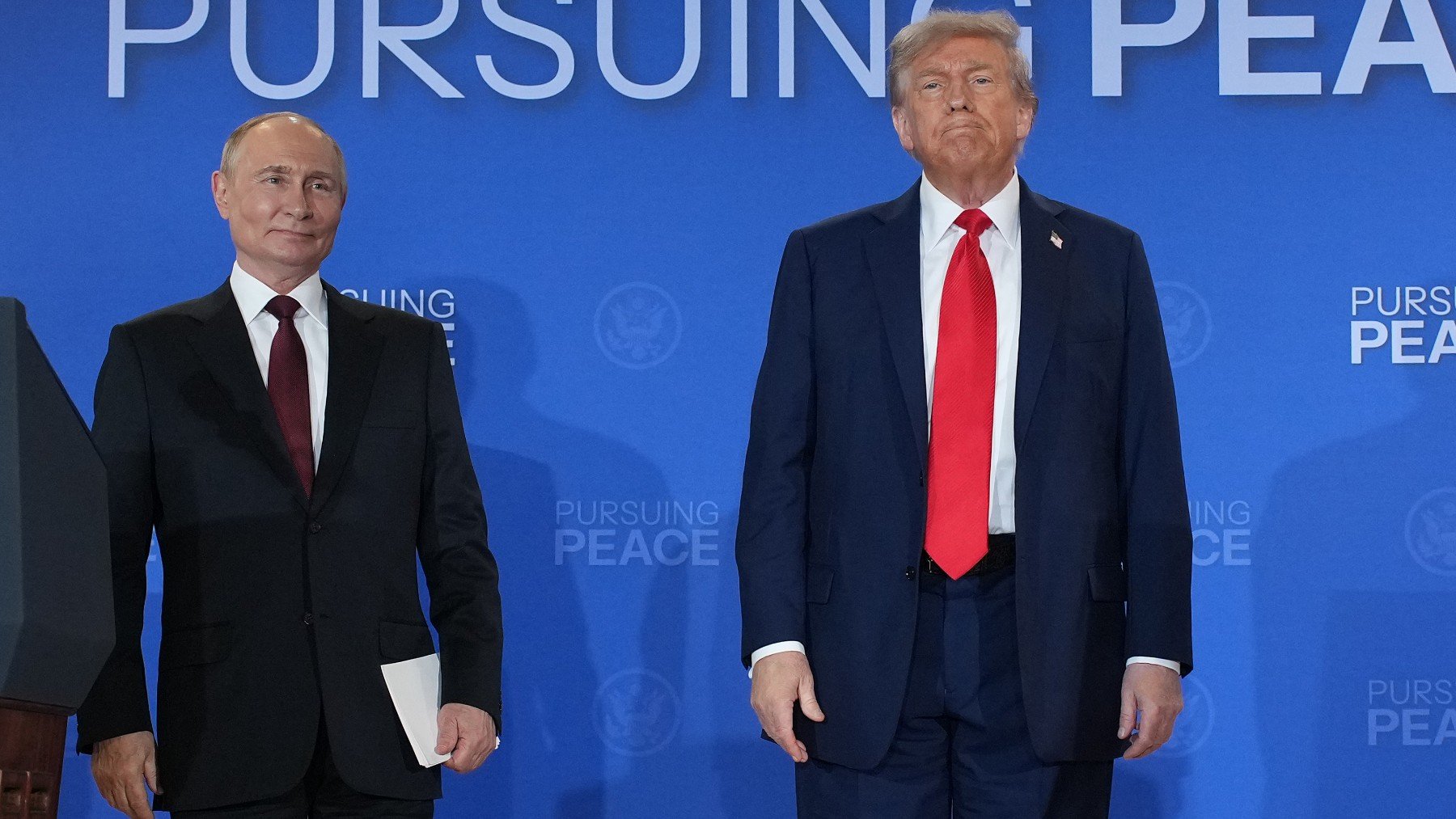 Putin y Trump antes de empezar la rueda de prensa en Alaska. (Foto_ Getty Images)