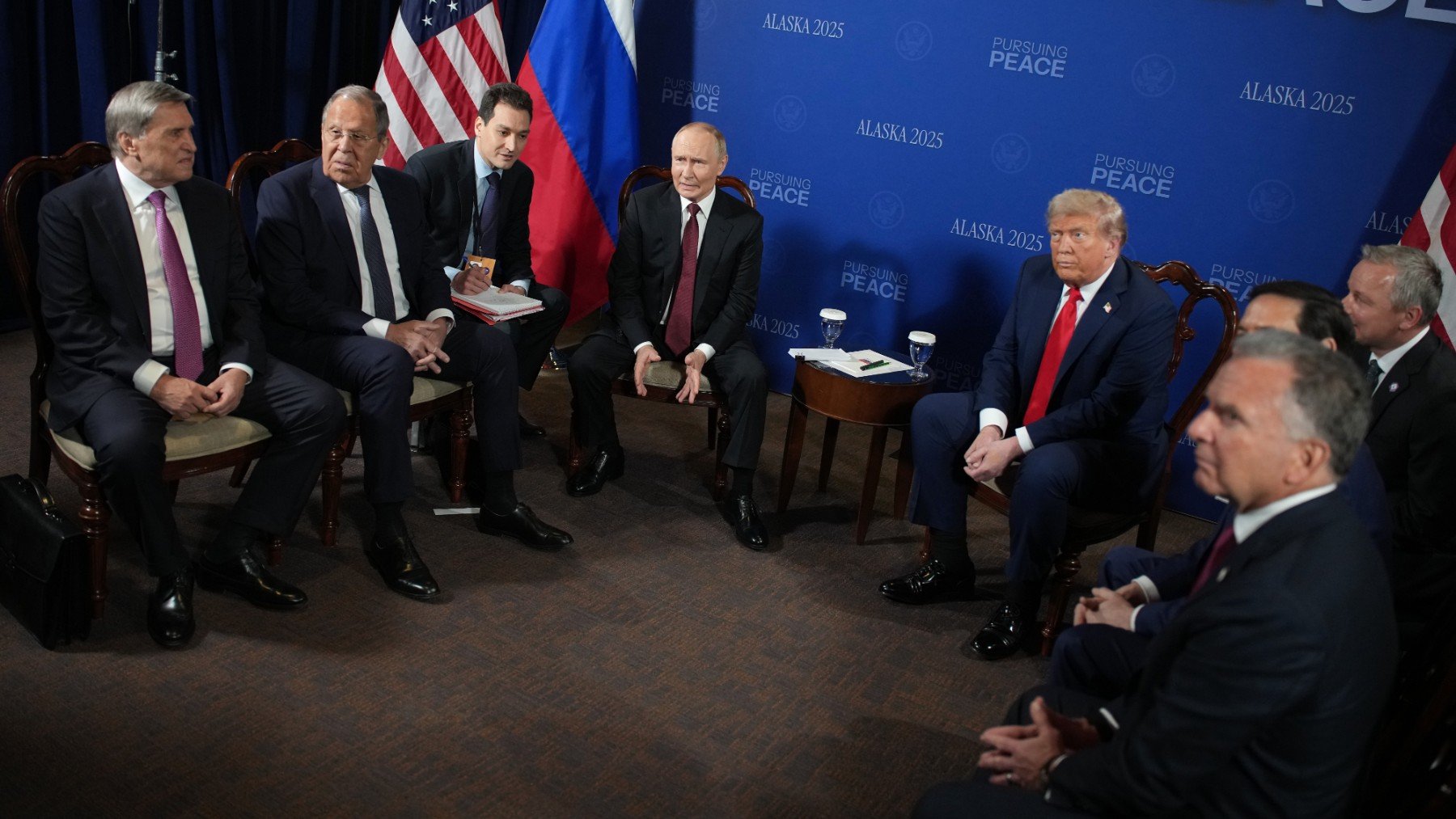 Putin y Trump con sus respectivos equipos. (Foto: Getty Images)