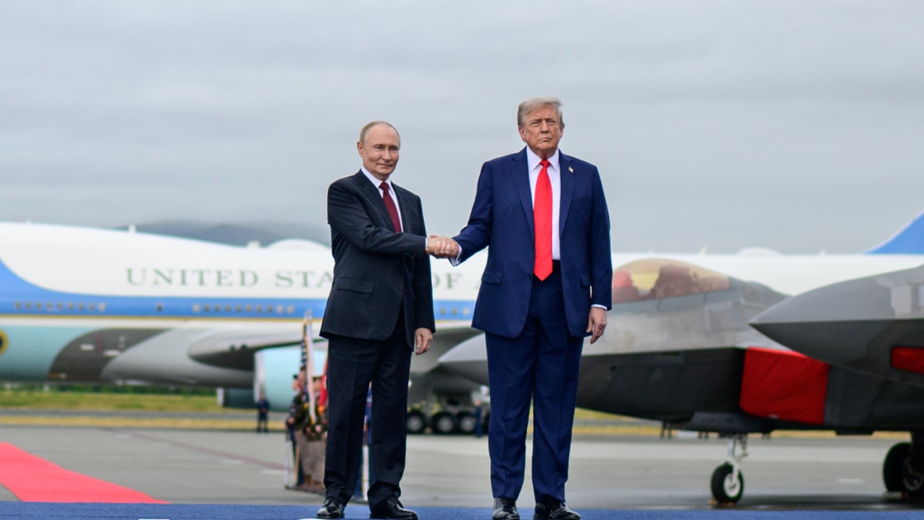 Putin y Trump se saludan antes de su reunión en Alaska el viernes 15 de agosto. (Foto: Casa Blanca)