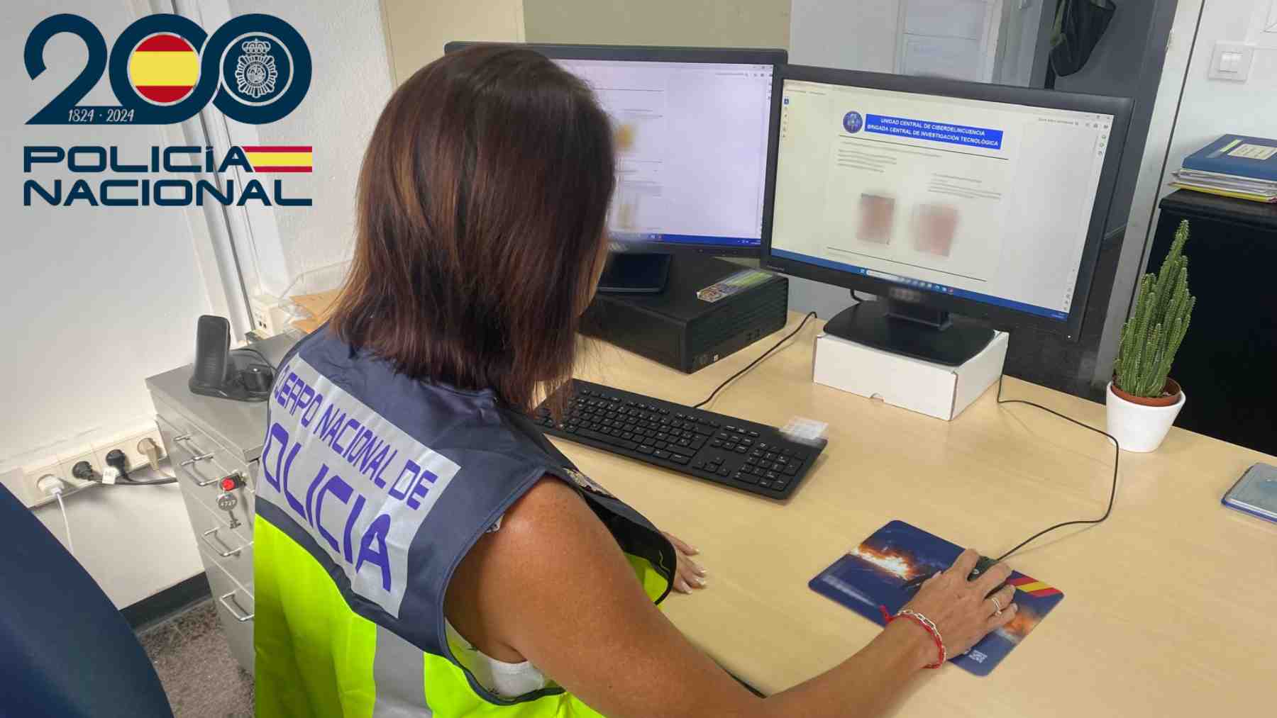 Una agente de la Policía Nacional analiza el material audiovisual incautado.
