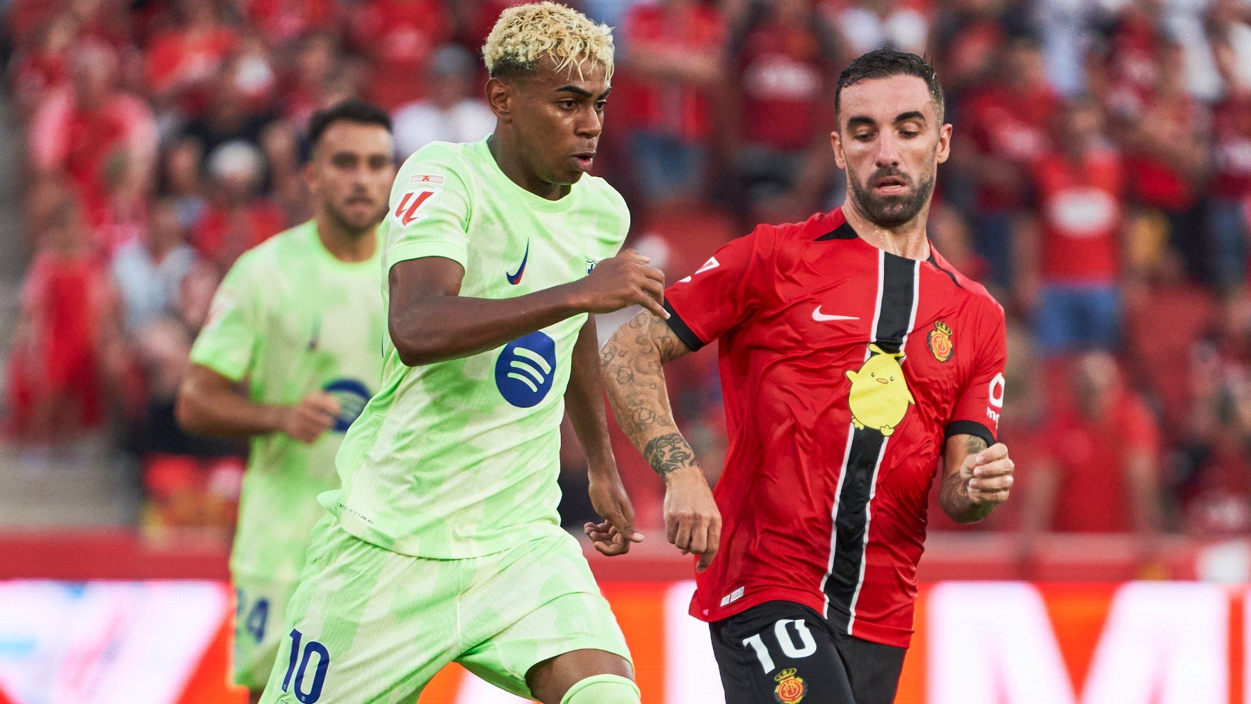 Darder pugna la pelota contra Lamine. (Getty)