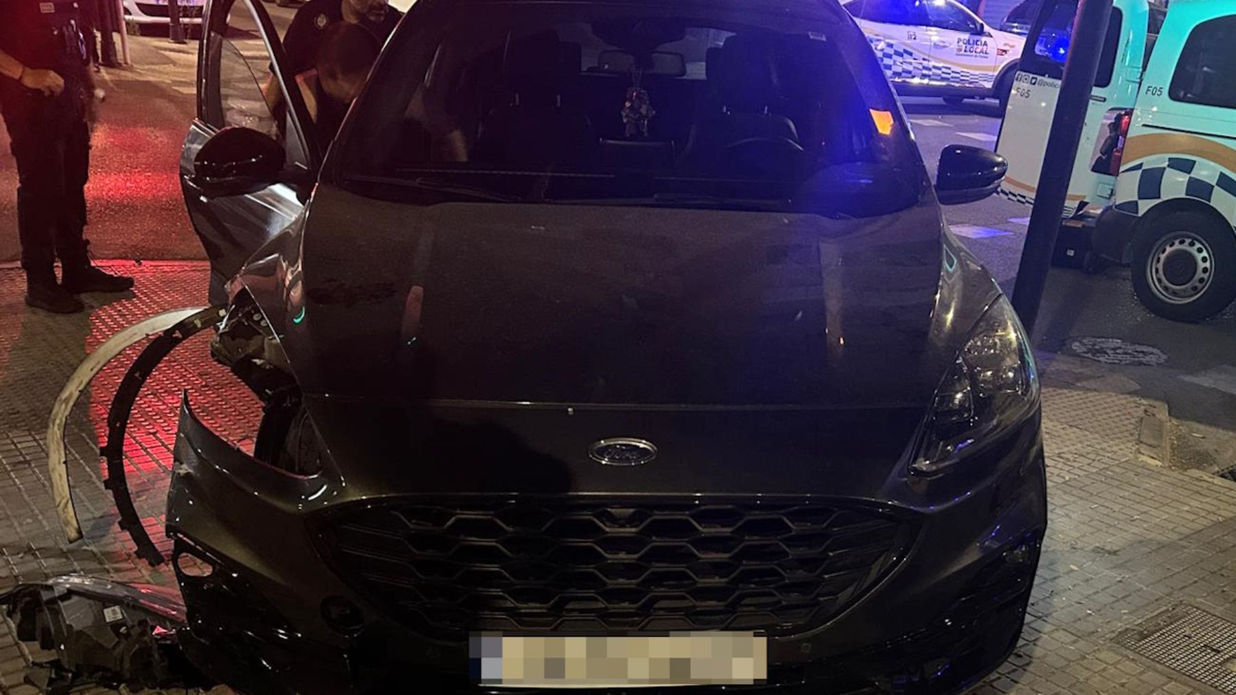 El vehículo causante del incidentes en Jacint Verdaguer.