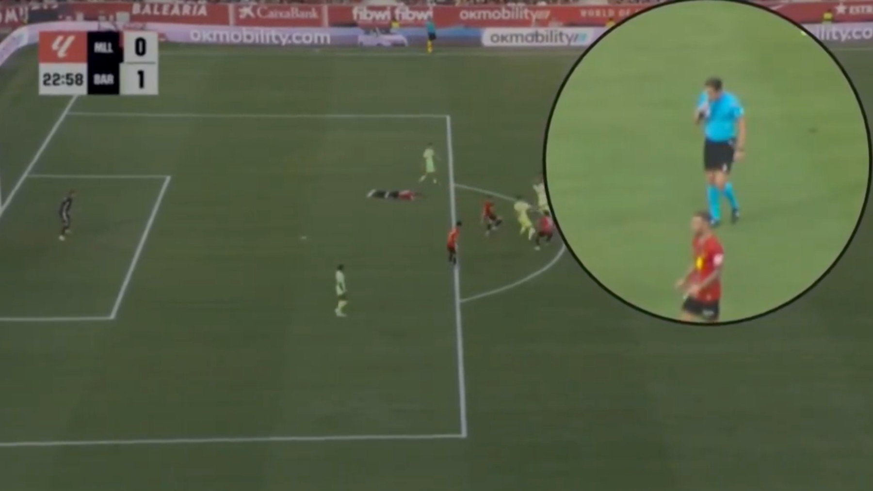 Momento en el que Munuera parece que va a pitar antes del gol de Ferran.