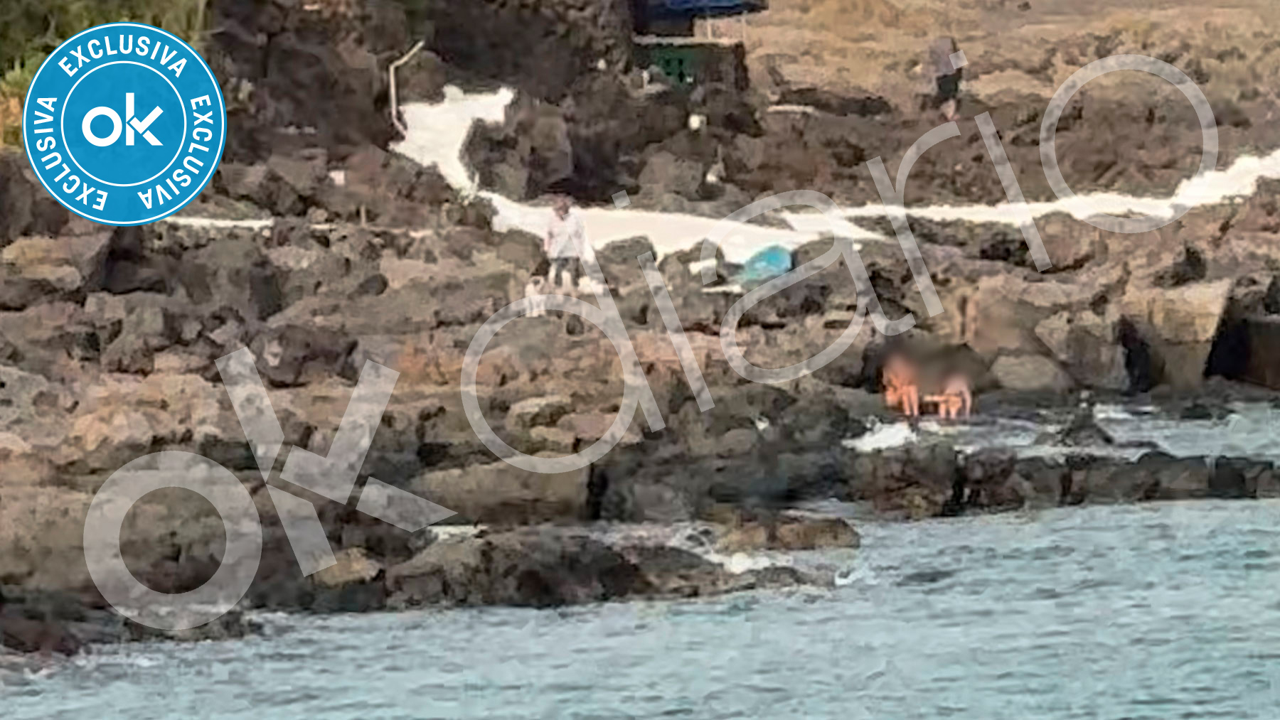 OKDIARIO también caza a la madre de Sánchez y a las hijas del presidente en la playa privada de La Mareta