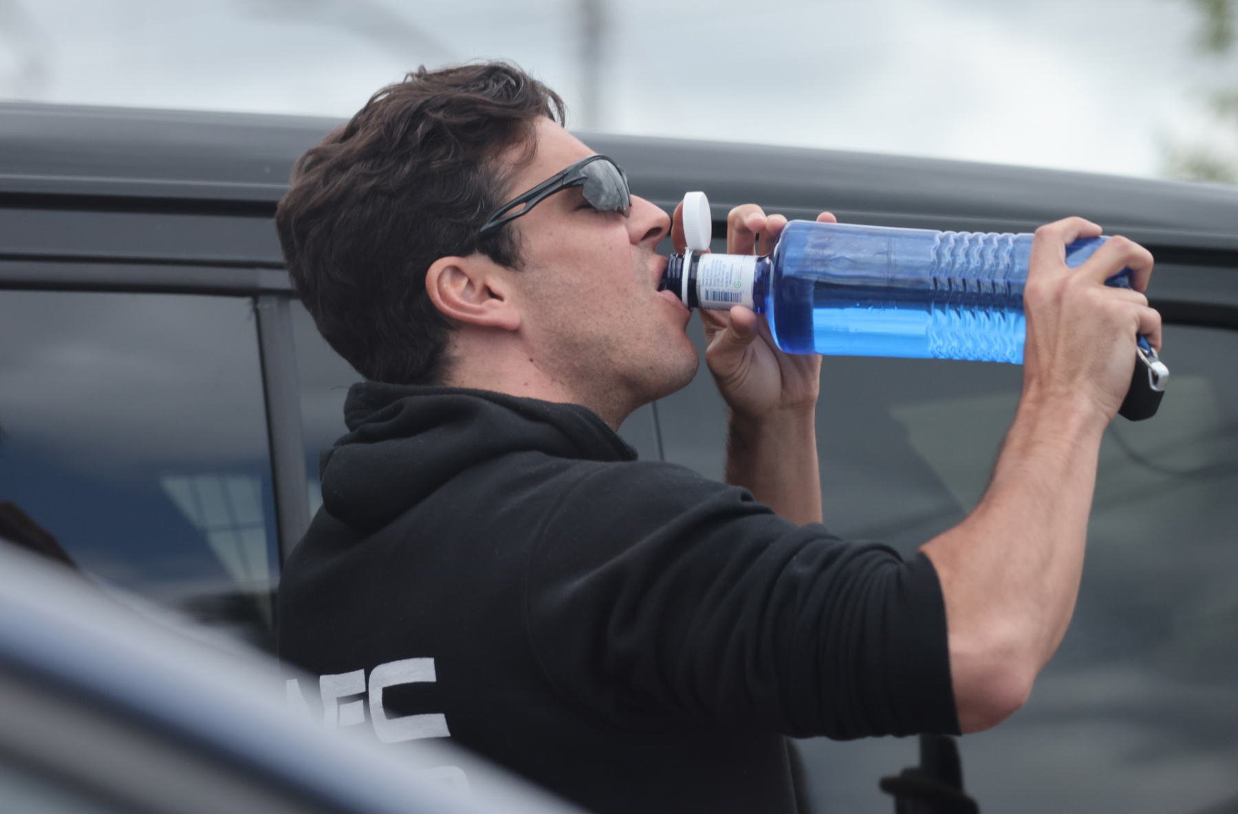Mario Casas bebiendo de una botella. (Foto: Gtres)