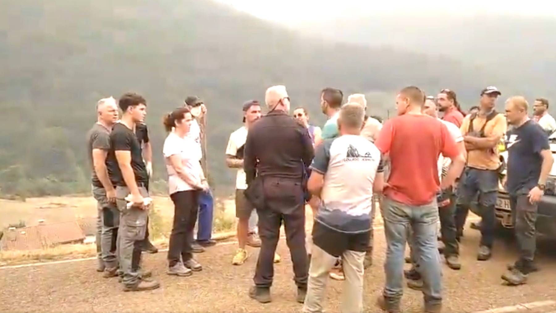 Así luchan desesperadamente jóvenes de la comarca de Valdeón contra el fuego en Picos de Europa