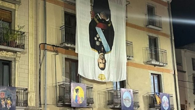 Cuelgan un retrato de Felipe VI boca abajo en una plaza de Amer, el pueblo de Puigdemont