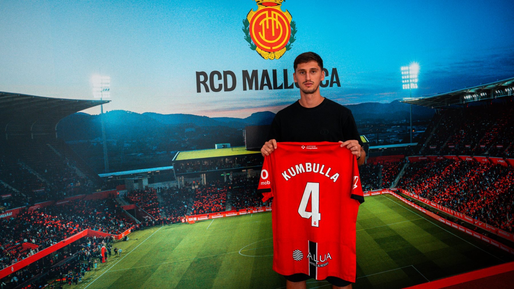 Kumbulla, con su nueva camiseta.