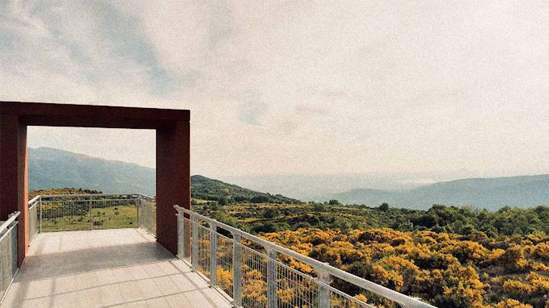 No necesitas ir a Noruega: España tiene su propio ‘Preikestolen’, a 1.000 metros de altura y no apto para corazones flojos