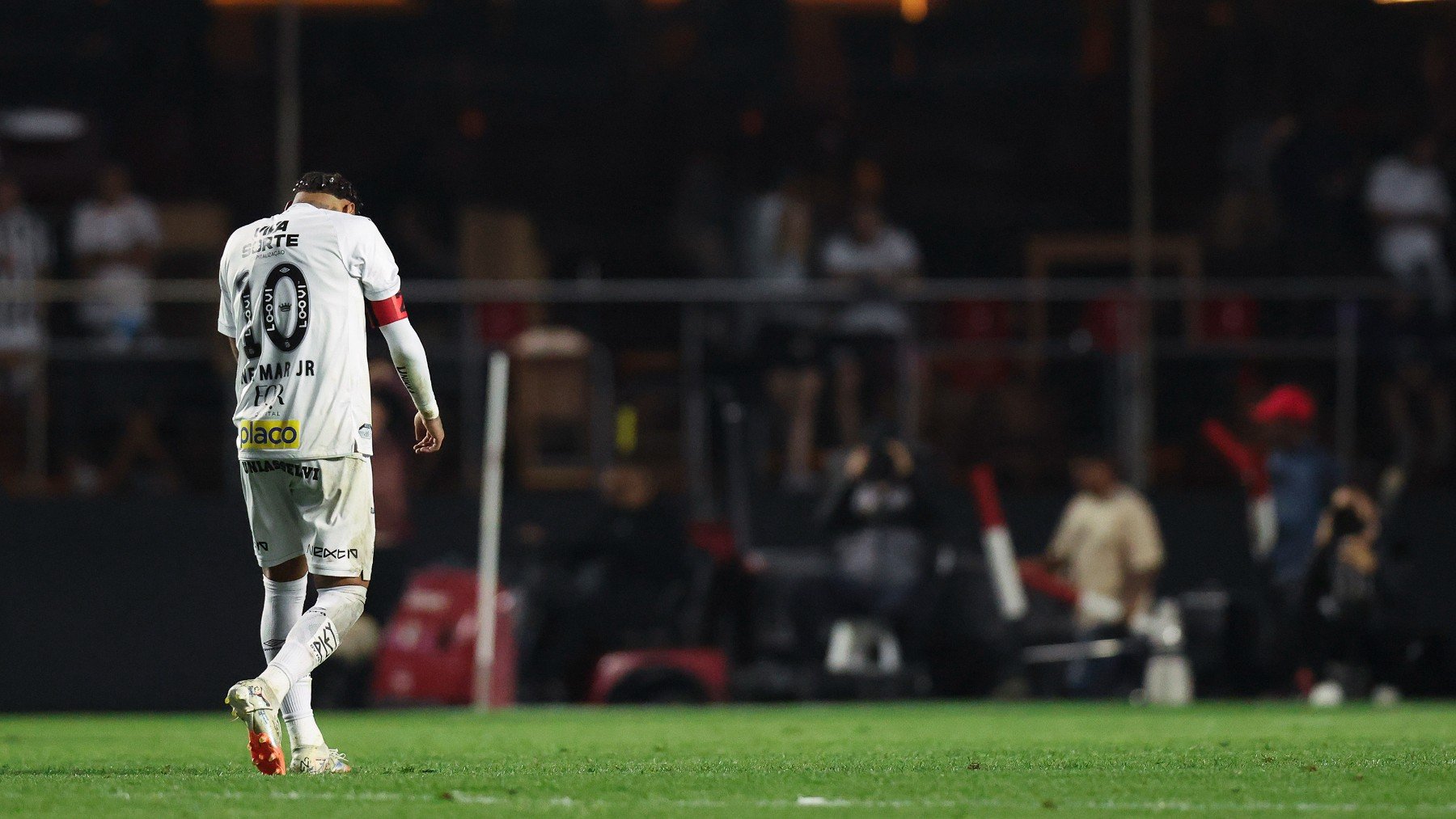 Desconsolado: Neymar sufre la peor derrota de su carrera y termina entre lágrimas sobre el césped