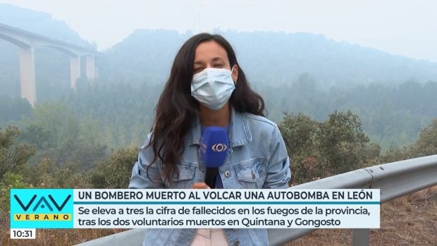 Una reportera de Telecinco, obligada a llevar mascarilla por culpa de los incendios (Mediaset).