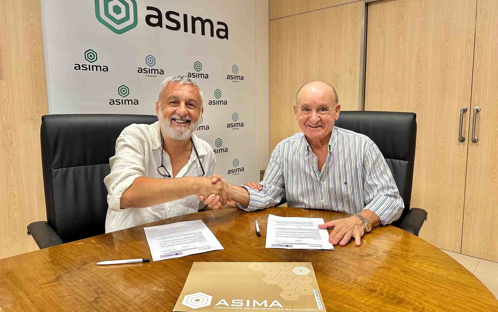 Antoni Jaume y Francisco Martorell, firmando el convenio.