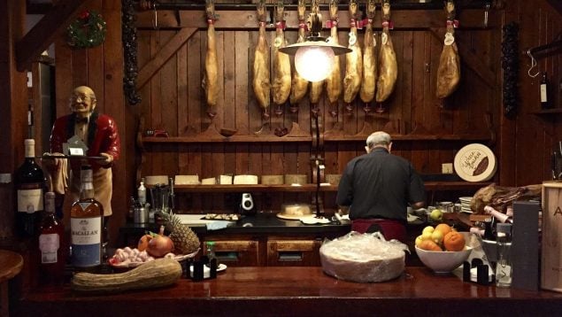 Costumbre de los bares de Asturias, chigres, bares asturianos, bar de Asturias, bar tienda en Asturias, qué son los bares-tiendas asturianos.