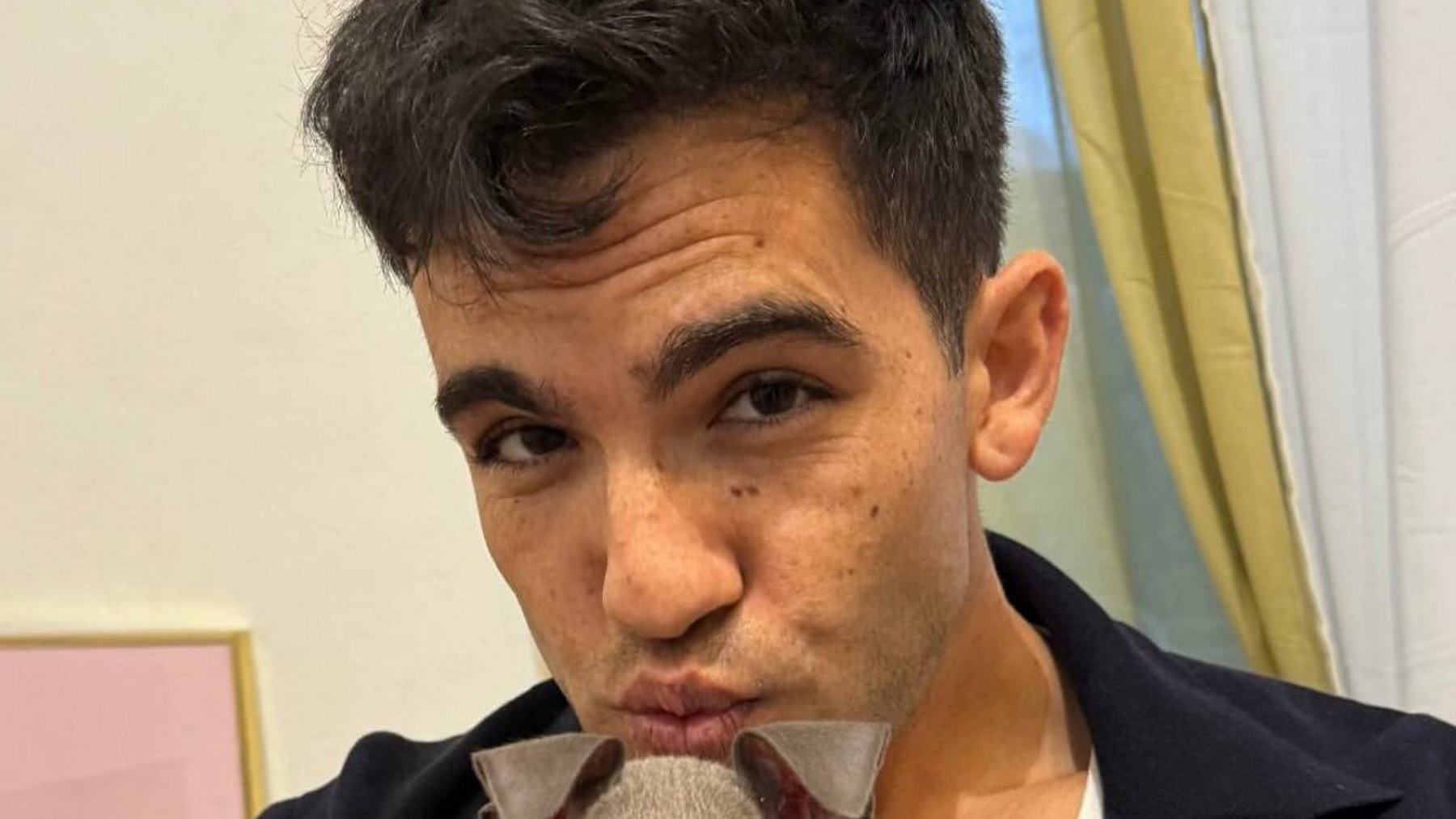 Christian Casas posando en sus redes. (Foto: Instagram)