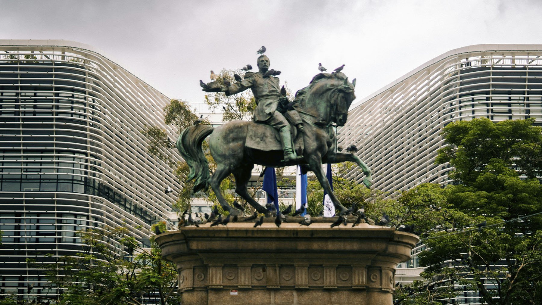 Estatua en la Plaza Gerardo Barrios de San Salvador. Foto: Pexels.
