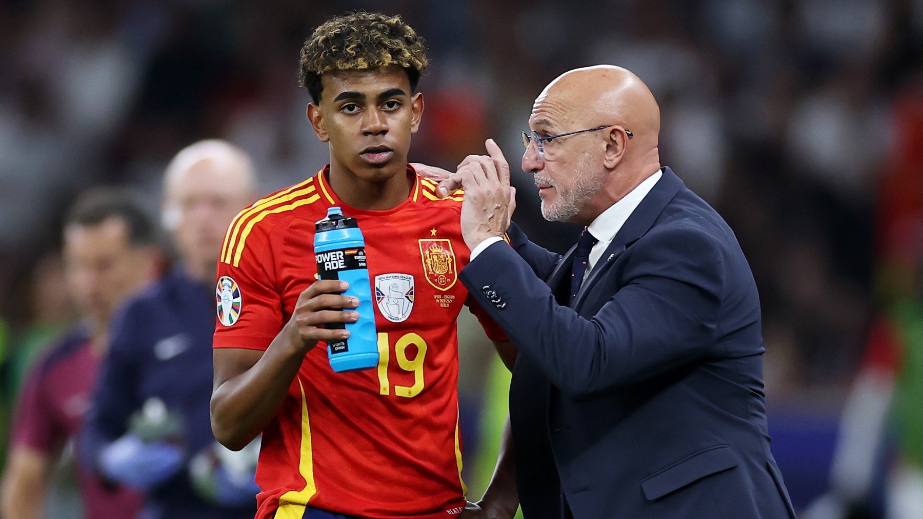 Luis de la Fuente charlando junto a Lamine Yamal. (Getty)