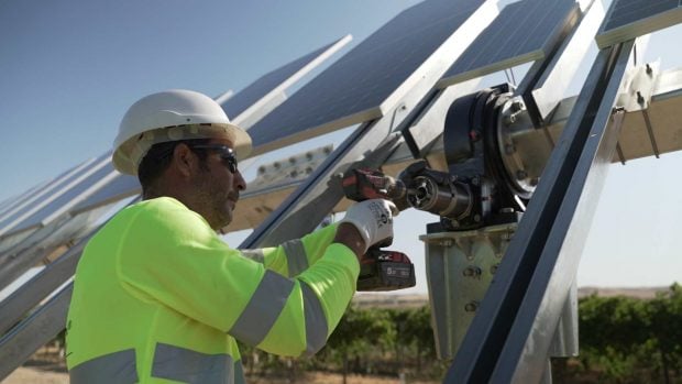 Operario trabajando en un panel solar de Iberdrola.