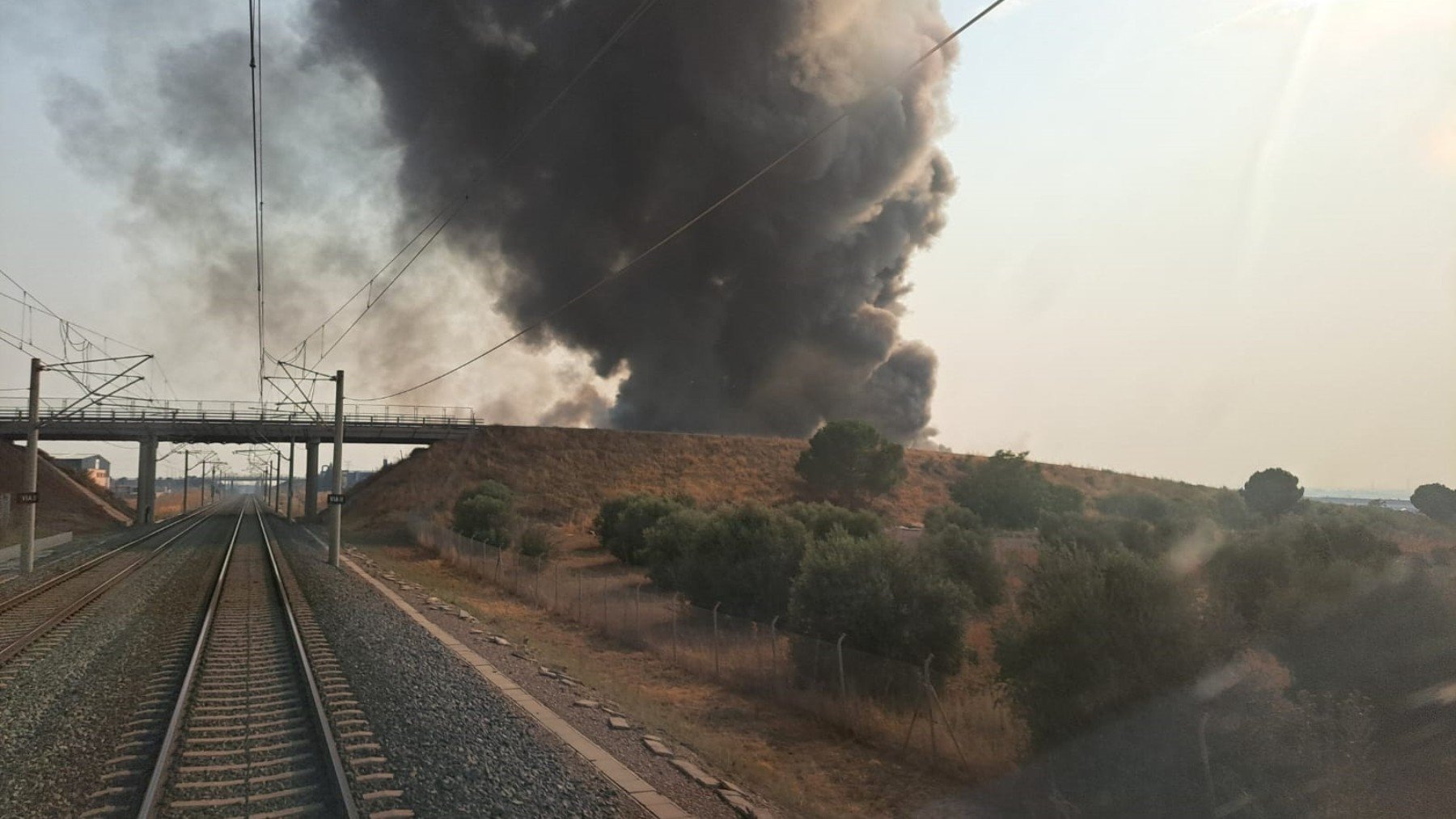 Un incendio en una fábrica en Toledo obliga a suspender la circulación de trenes entre Madrid y Andalucía