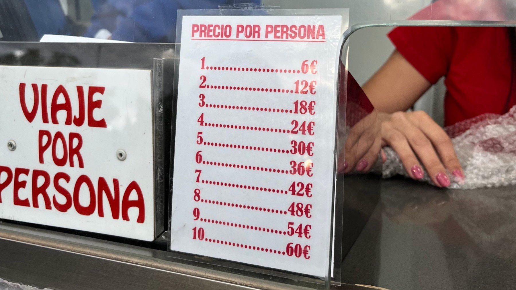 Tarifa de precios de una atracción de feria.