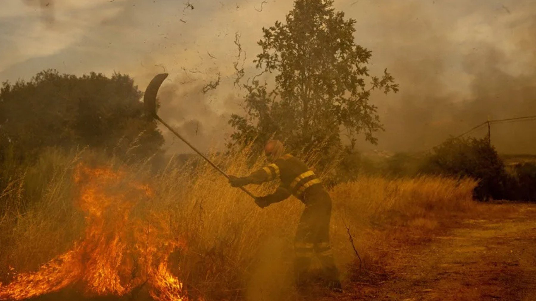 Un brigadista no cesa en su empeño de apagar un fuego.