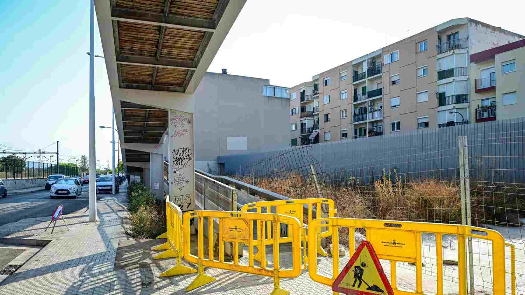 Acceso peatonal al puente de Son Forteza, en Palma.