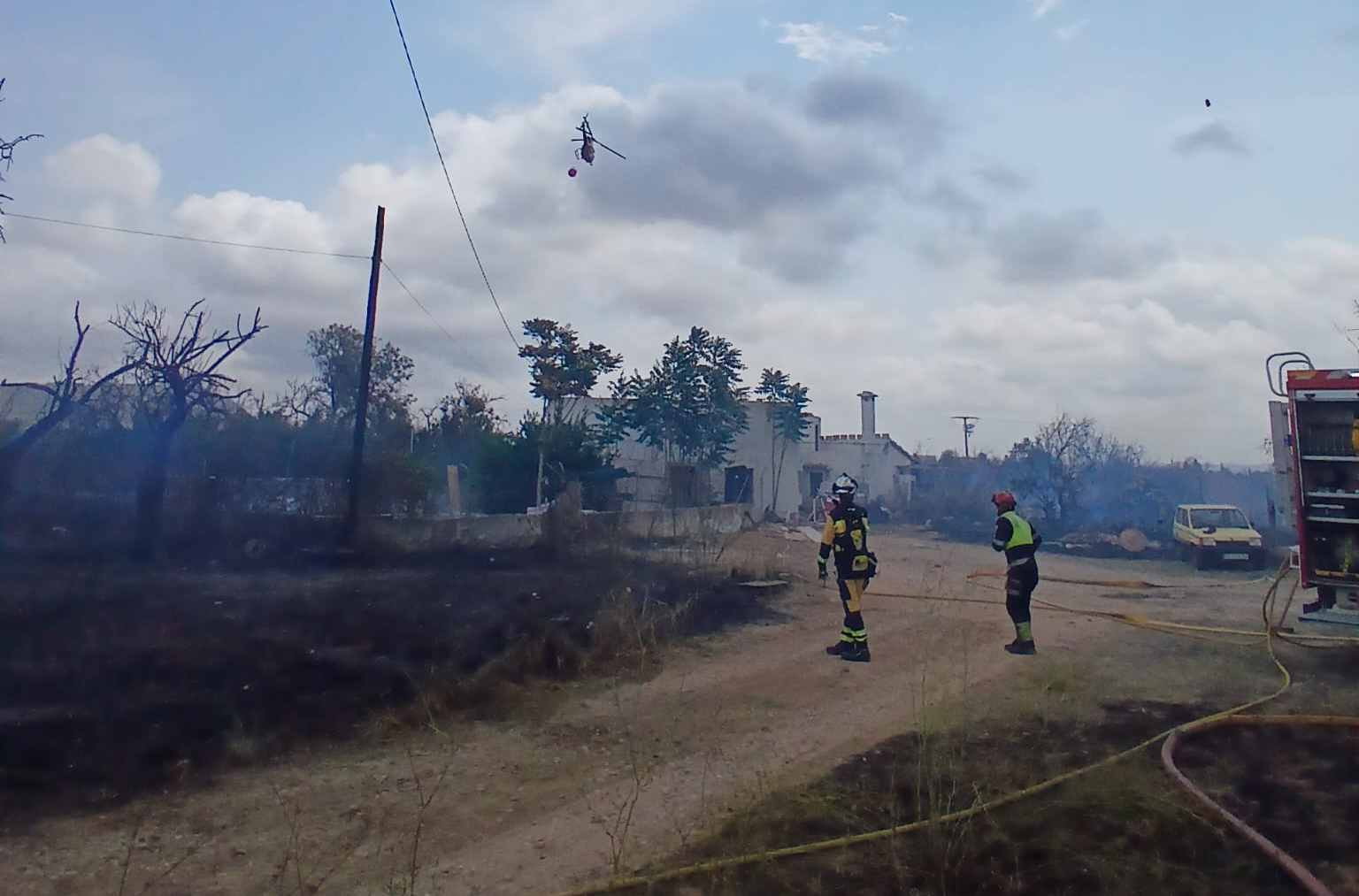 Bomberos sofocando el incendio de rastrojos en Inca. BOMBERS DE MALLORCA