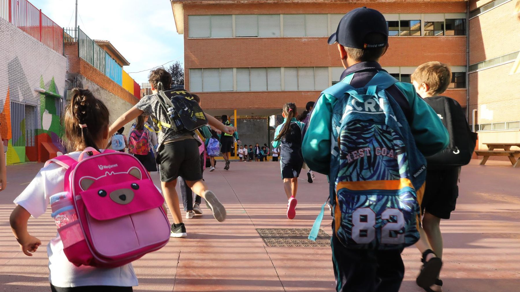 Varios niños a su llegada al colegio.
