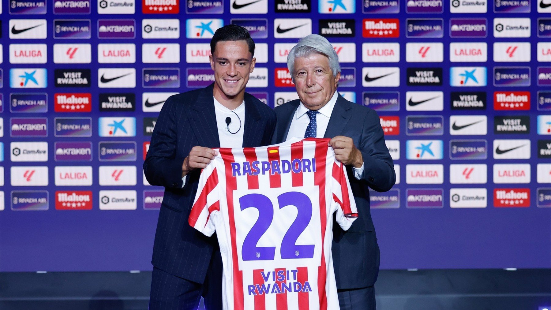 Raspadori posa con la camiseta rojiblanca junto a Enrique Cerezo. (EP)