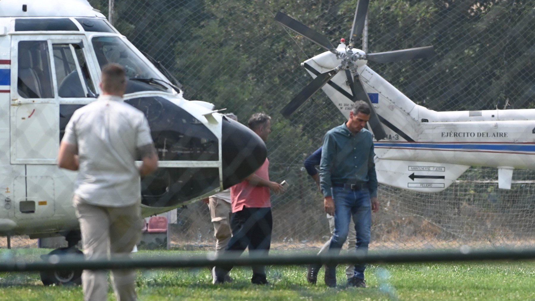 Sánchez y los dos Super Puma en Villablino (León). (Foto: EFE)